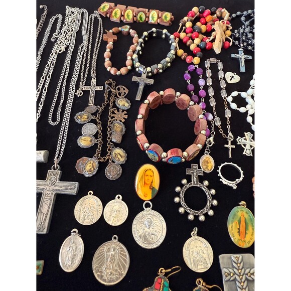 Vintage Catholic Religious Jewelry Rosaries Crucifixe Bracelets Miraculos Medals - Picture 9 of 11